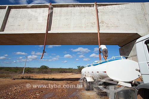  Assunto: Homem abastecendo Caminhão da Operação Pipa através de mangueira conectada ao aqueduto do canal do Projeto Pontal / Local: Petrolina - Pernambuco (PE) - Brasil / Data: 06/2012 