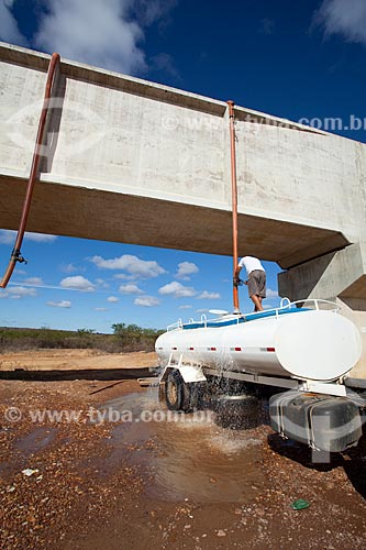  Assunto: Homem abastecendo Caminhão da Operação Pipa através de mangueira conectada ao aqueduto do canal do Projeto Pontal / Local: Petrolina - Pernambuco (PE) - Brasil / Data: 06/2012 