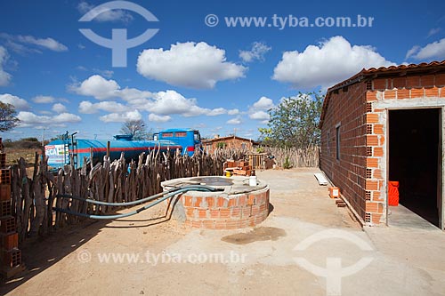  Assunto: Cisterna de casa na zona rural de Petrolina sendo abastecida com água trazida por caminhão da Operação Pipa / Local: Petrolina - Pernambuco (PE) - Brasil / Data: 06/2012 