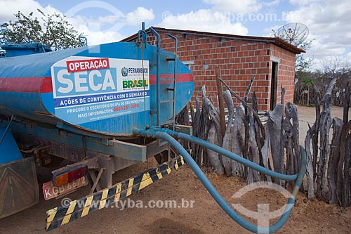  Assunto: Cisterna de casa na zona rural de Petrolina sendo abastecida com água trazida por caminhão da Operação Pipa / Local: Petrolina - Pernambuco (PE) - Brasil / Data: 06/2012 