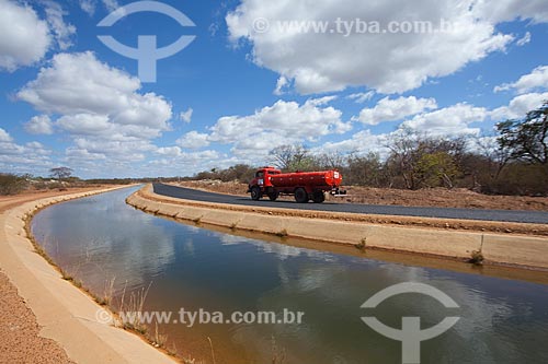  Assunto: Caminhão pipa transportando água captada no canal do Projeto Pontal para abastecimento de comunidades rurais em situação de seca / Local: Petrolina - Pernambuco (PE) - Brasil / Data: 06/2012 