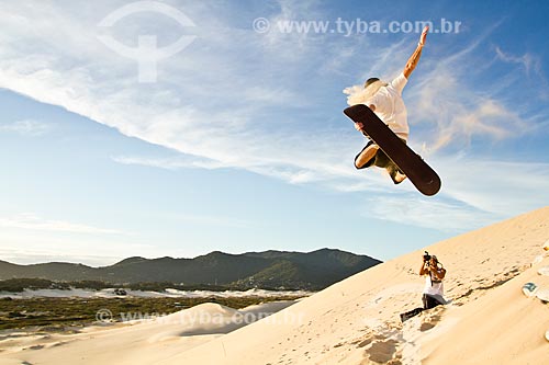  Assunto: Homem praticando sandboard nas dunas da Praia da Joaquina / Local: Florianópolis - Santa Catarina (SC) - Brasil / Data: 10/2012 