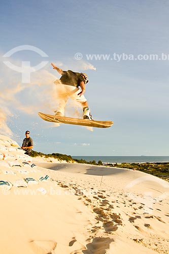  Assunto: Homem praticando sandboard nas dunas da Praia da Joaquina / Local: Florianópolis - Santa Catarina (SC) - Brasil / Data: 10/2012 