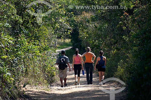  Assunto: Pessoas caminhando em trilha para o Rio São Francisco na Serra da Canastra / Local: São Roque de Minas - Minas Gerais (MG) - Brasil / Data: 10/2011 