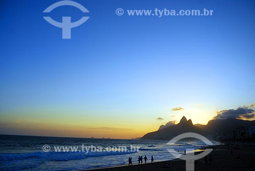  Assunto: Pôr do sol na praia de Ipanema - Ao fundo a Pedra da Gávea e o Morro Dois Irmãos / Local: Ipanema - Rio de Janeiro (RJ) - Brasil / Data: 09/2009 