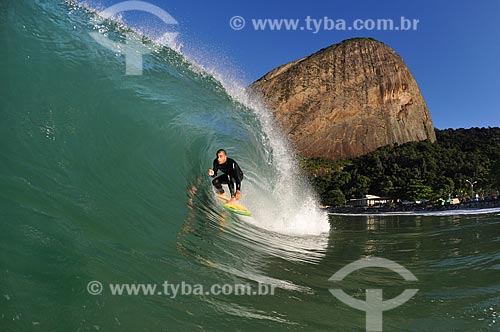  Assunto: Surf na Praia do Forte da Urca com Pão de Açúcar ao fundo  - Gabriel Sodré - (Realeased 93) / Local: Urca - Rio de Janeiro (RJ) - Brasil / Data: 05/2011 