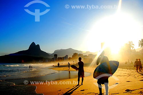  Assunto: Pôr do sol na praia de Ipanema - Ao fundo o Morro Dois Irmãos / Local: Ipanema - Rio de Janeiro (RJ) - Brasil / Data: 09/2009 