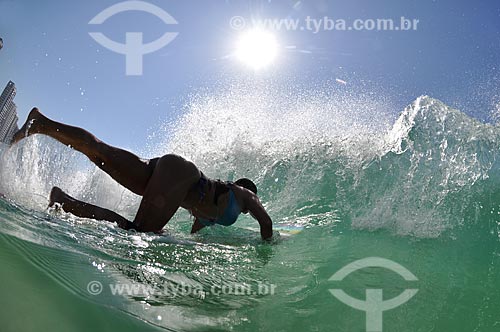  Assunto: Mulher surfando na Praia de São Conrado - Fernanda Daichman (Realeased 92) / Local: São Conrado - Rio de Janeiro (RJ) - Brasil / Data: 12/2010 