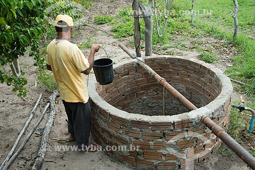  Assunto: Homem tirando água de poço na Vila do Catimbau / Local: Buíque - Pernambuco (PE) - Brasil / Data: 08/2012 