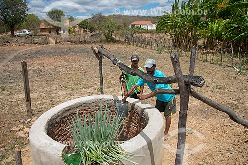  Assunto: Homens tirando água do poço no sertão cearense / Local: Barro - Ceará (CE) - Brasil / Data: 08/2012 