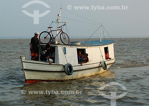 Assunto: Pequena embarcação atravessando o Rio Amazonas próximo à Santarem / Local: Santarém - Pará (PA) - Brasil / Data: 11/2004 