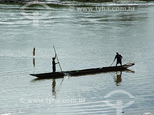  Assunto: Homens em uma canoa no Rio Jequitinhonha / Local: Minas Gerais (MG) - Brasil / Data: 05/2004 