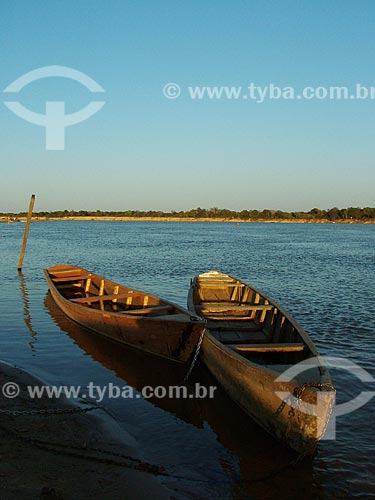  Assunto: Canoa na margem do Rio São Francisco / Local: Minas Gerais (MG) - Brasil / Data: 08/2004 