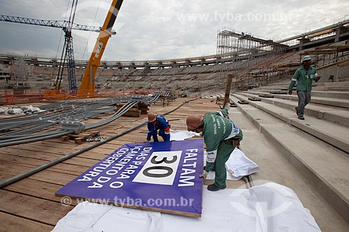  Reforma do Estádio Jornalista Mário Filho - também conhecido como Maracanã - placa informando prazo para o içamento dos cabos que darão sustentação à cobertura do estádio  - Rio de Janeiro - Rio de Janeiro - Brasil
