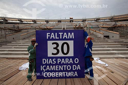  Reforma do Estádio Jornalista Mário Filho - também conhecido como Maracanã - placa informando prazo para o içamento dos cabos que darão sustentação à cobertura do estádio  - Rio de Janeiro - Rio de Janeiro - Brasil