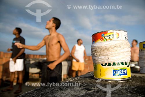  Assunto: Jovens soltando pipa em cima da laje / Local: Rio de Janeiro (RJ) - Brasil / Data: 07/2007 