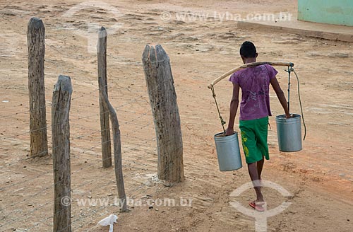  Assunto: Jovem do distrito de Riachinho transportando água em latas / Local: Verdejante - Pernambuco (PE) - Brasil / Data: 08/2012 