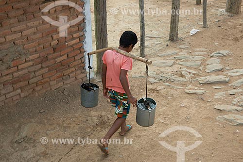  Assunto: Menino do distrito de Riachinho transportando água em latas / Local: Verdejante - Pernambuco (PE) - Brasil / Data: 08/2012 