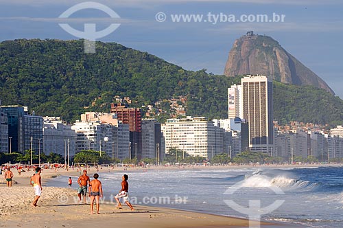  Assunto: Pessoas jogando futebol na beira da Praia de Copacabana / Local: Copacabana - Rio de Janeiro (RJ) - Brasil / Data: 12/2008 