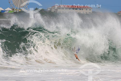  Assunto: Surfista mergulhando na Praia de Copacabana com o antigo Forte de Copacabana, atual Museu Histórico do Exército e Roda Rio 2016 ao fundo / Local: Copacabana - Rio de Janeiro (RJ) - Brasil / Data: 04/2009 