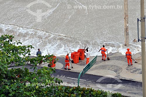  Assunto: Garis removendo areia trazida pela ressaca na Praia de Copacabana / Local: Copacabana - Rio de Janeiro (RJ) - Brasil / Data: 05/2011 