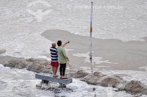  Assunto: Casal observa a Ressaca na Praia de Copacabana / Local: Copacabana - Rio de Janeiro (RJ) - Brasil / Data: 05/2011 
