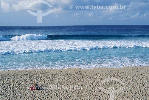  Assunto: Mulher tomando sol na praia / Local: Arquipélago de Fernando de Noronha - Pernambuco (PE) - Brasil / Data: 10/2012 
