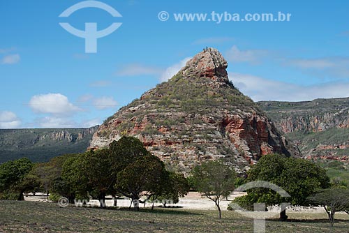  Assunto: Pedra do Cachorro no Parque Nacional do Catimbau e Vila Catimbau ao fundo / Local: Buíque - Pernambuco (PE) - Brasil / Data: 08/2012 