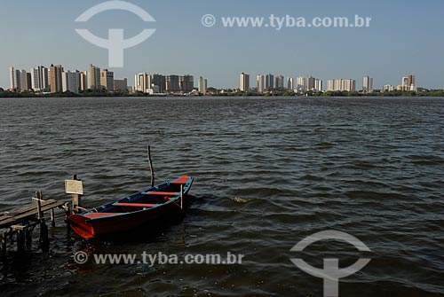  Assunto: Canoa na Lagoa da Jansen com a cidade de São Luis ao fundo / Local: São Luis - Maranhão (MA) - Brasil / Data: 09/2010 