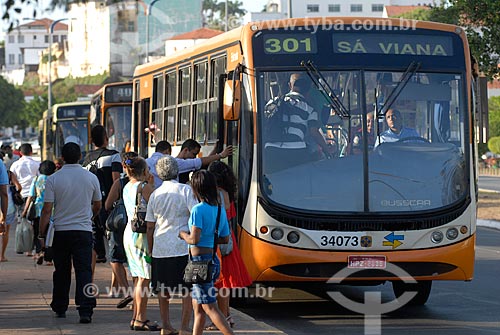  Assunto: Pessoas embarcando em ônibus / Local: São Luis - Maranhão (MA) - Brasil / Data: 09/2010 