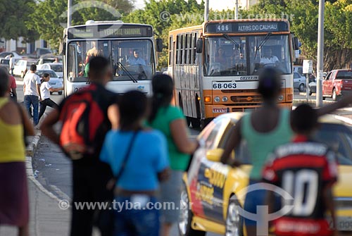  Assunto: Pessoas em ponto de ônibus / Local: São Luis - Maranhão (MA) - Brasil / Data: 09/2010 