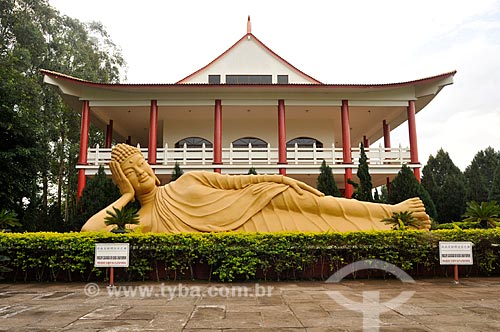  Assunto: Estátua do Buda Shakyamuni com Templo Budista ao fundo / Local: Foz do Iguaçu - Paraná (PR) - Brasil / Data: 07/2012 