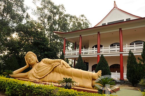 Assunto: Estátua do Buda Shakyamuni com Templo Budista ao fundo / Local: Foz do Iguaçu - Paraná (PR) - Brasil / Data: 07/2012 