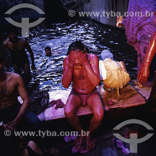  Assunto: Homens tomando banho / Local: Índia - Ásia / Data: 04/2007 