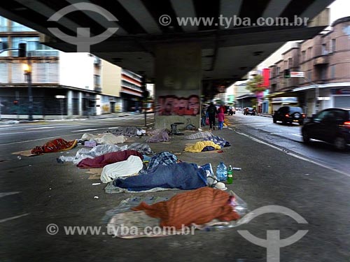  Assunto: Moradores de rua abrigados sob o Elevado Presidente Costa e Silva - também conhecido como Minhocão / Local: São Paulo (SP) - Brasil / Data: 05/2010 