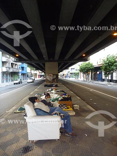  Assunto: Morador de rua abrigado sob Elevado Presidente Costa e Silva - também conhecido como Minhocão / Local: São Paulo (SP) - Brasil / Data: 05/2010 
