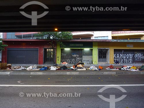  Assunto: Moradores de rua abrigados sob Elevado Presidente Costa e Silva - também conhecido como Minhocão / Local: São Paulo (SP) - Brasil / Data: 05/2010 