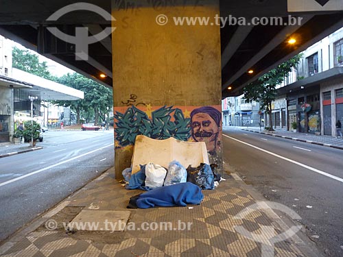  Assunto: Morador de rua abrigado sob Elevado Presidente Costa e Silva - também conhecido como Minhocão / Local: São Paulo (SP) - Brasil / Data: 05/2010 