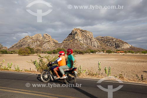  Assunto: Motociclistas na estrada que liga Quixadá ao Açude do Cedro com monólitos ao fundo / Local: Quixadá - Ceará (CE) - Brasil / Data: 11/2012 