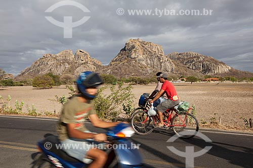  Assunto: Motociclista na estrada que liga Quixadá ao Açude do Cedro com monólitos ao fundo / Local: Quixadá - Ceará (CE) - Brasil / Data: 11/2012 