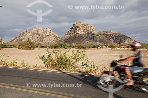  Assunto: Motociclista na estrada que liga Quixadá ao Açude do Cedro com monólitos ao fundo / Local: Quixadá - Ceará (CE) - Brasil / Data: 11/2012 