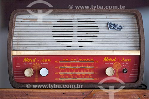  Assunto: Rádio antigo com funcionamento a válvula / Local: Quixadá - Ceará (CE) - Brasil / Data: 11/2012 
