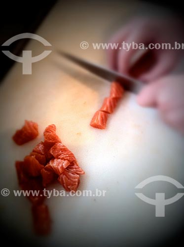  Assunto: Tiras de salmão sendo cortadas - foto feita com IPhone / Local: Itaim Bibi - São Paulo (SP) - Brasil / Data: 09/2012 
