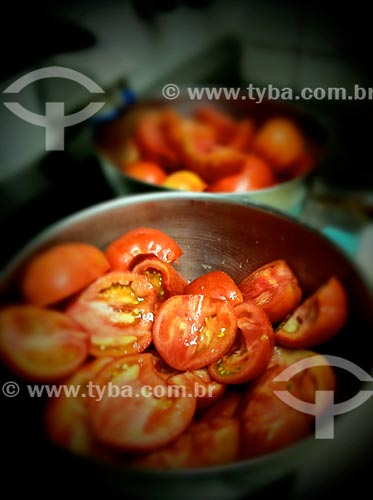  Assunto: Panela com tomates cortados - foto feita com IPhone / Local: Bela Vista - São Paulo (SP) - Brasil / Data: 09/2012 