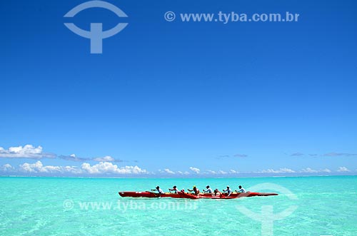  Assunto: Homens em um caiaque / Local: Ilha Bora Bora - Polinésia Francesa - Oceania / Data: 10/2012 
