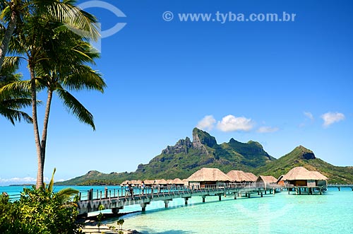  Assunto: Bangalores de um resort com o Monte Otemanu ao fundo / Local: Ilha Bora Bora - Polinésia Francesa - Oceania / Data: 10/2012 