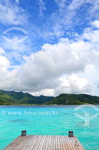  Assunto: Píer com o mar e montanhas ao fundo / Local: Ilha Tahaa - Polinésia Francesa - Oceania / Data: 10/2012 