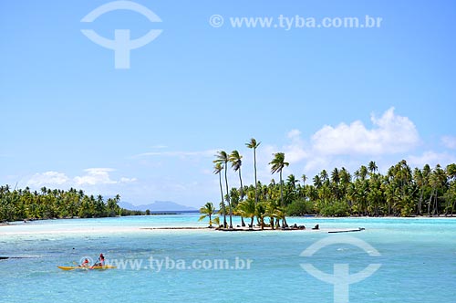  Assunto: Casal em um caiaque com pequena ilha ao fundo / Local: Ilha Bora Bora - Polinésia Francesa - Oceania / Data: 10/2012 