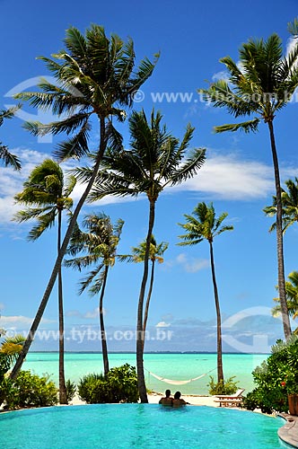  Assunto: Casal em uma piscina de frente para o mar / Local: Ilha Tahaa - Polinésia Francesa - Oceania / Data: 10/2012 