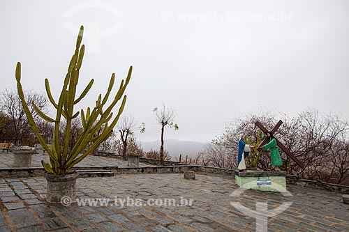  Assunto: Imagem de Jesus carregando a cruz no caminho do santuário de Nossa Senhora Rainha do Sertão / Local: Quixadá - Ceará (CE) - Brasil / Data: 11/2012 